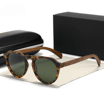 Óculos de Sol Feminino com Acabamento Leopard Grain em Madeira - Femory